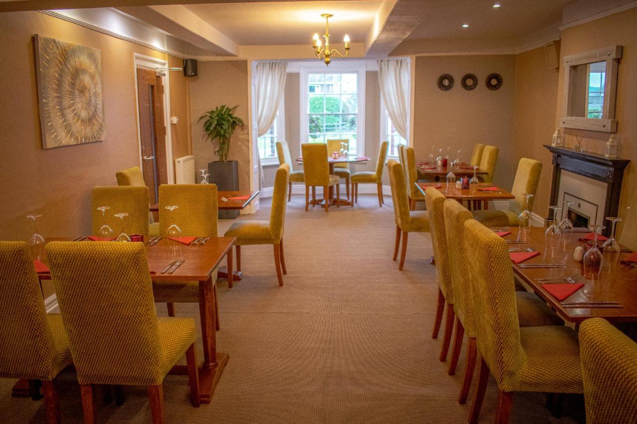 The Lion Hotel Llansantffraid-ym-Mechain ภายนอก รูปภาพ
